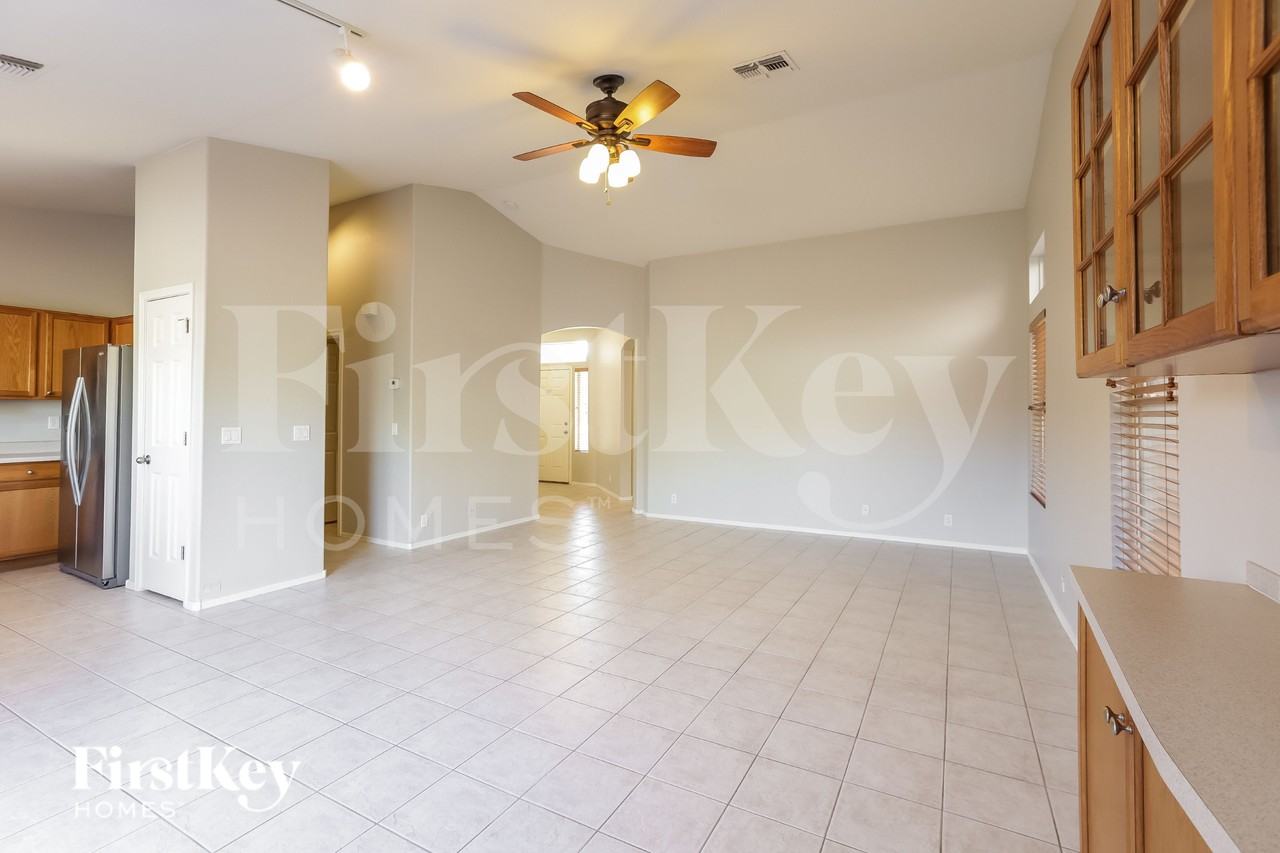 6654 E Rhodes St - Photo 6 of 18