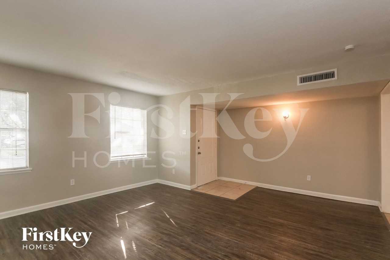 6217 Pine St - Photo 2 of 15