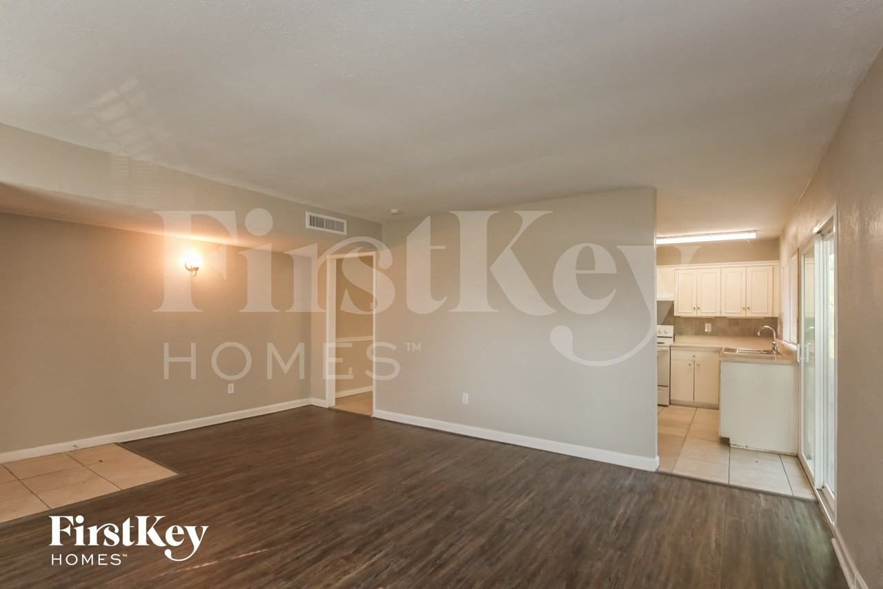 6217 Pine St - Photo 3 of 15