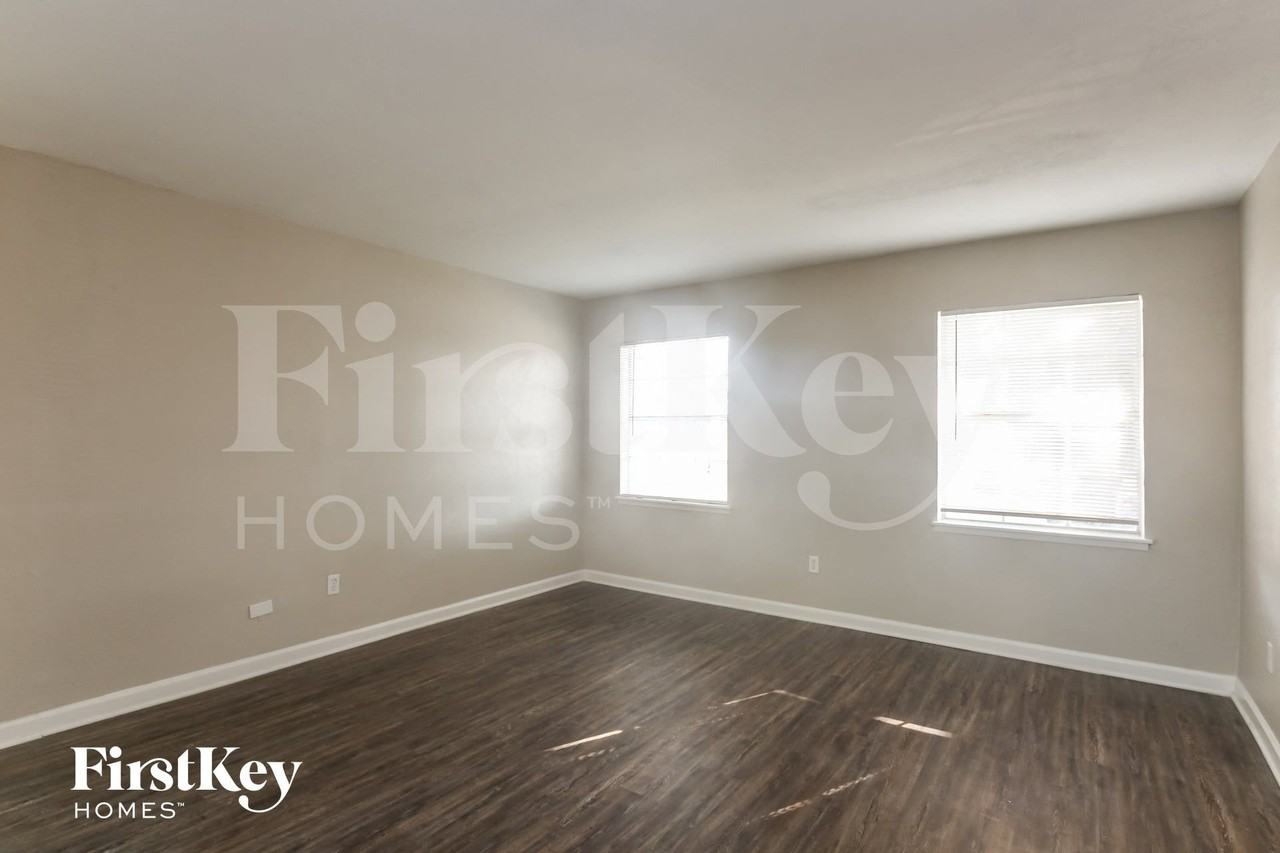 6217 Pine St - Photo 4 of 15