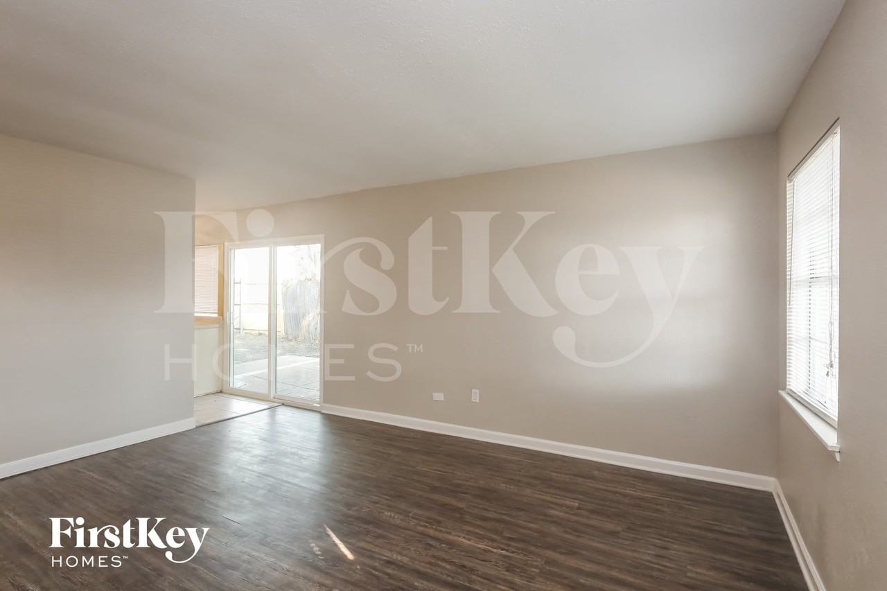 6217 Pine St - Photo 5 of 15