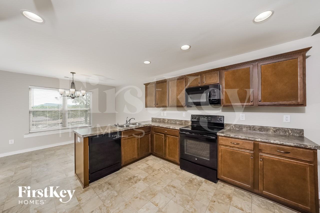 563 Kincaid Cove Ln - Photo 3 of 15