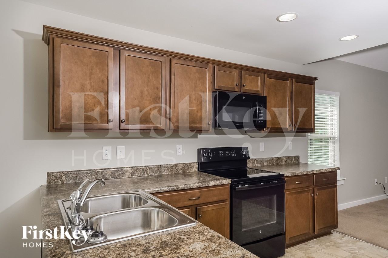 563 Kincaid Cove Ln - Photo 4 of 15