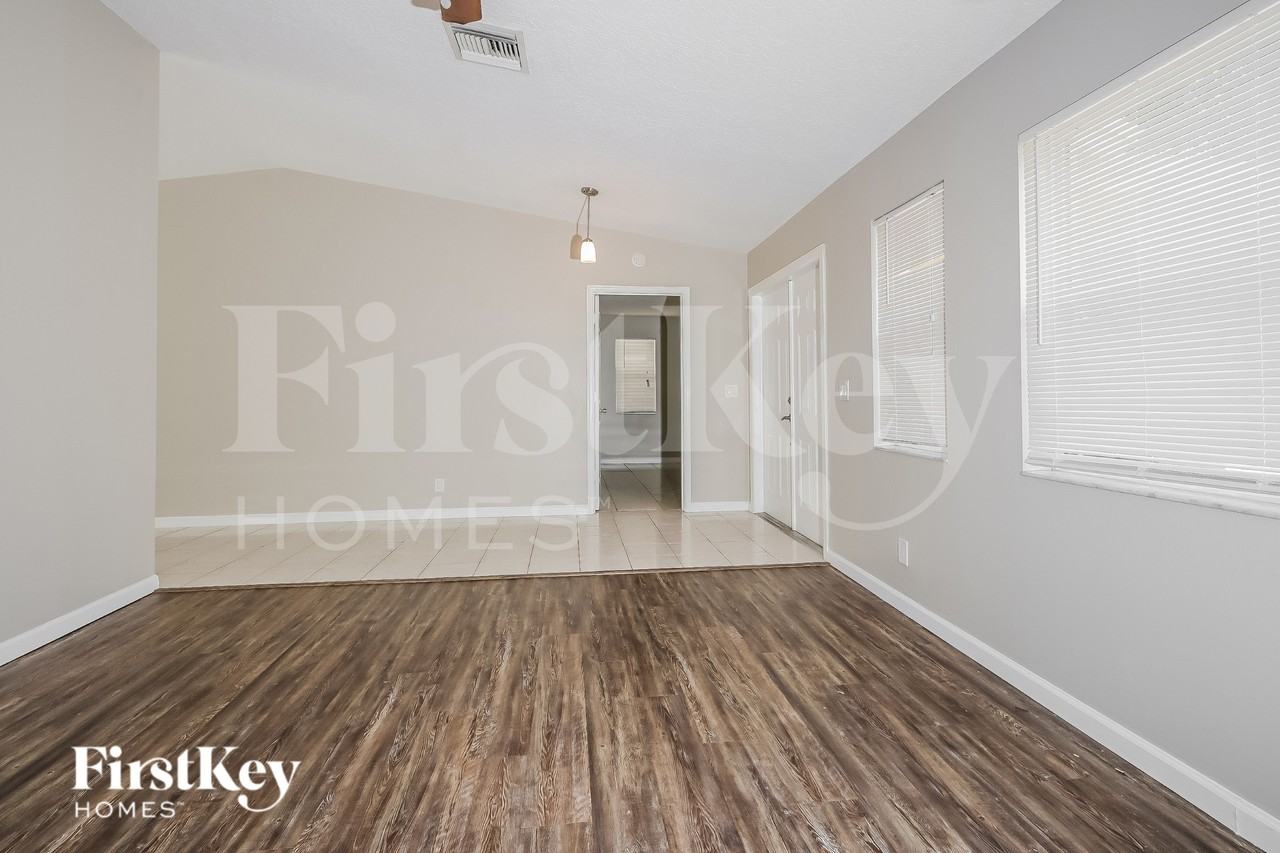 525 20th Ave N - Photo 6 of 19