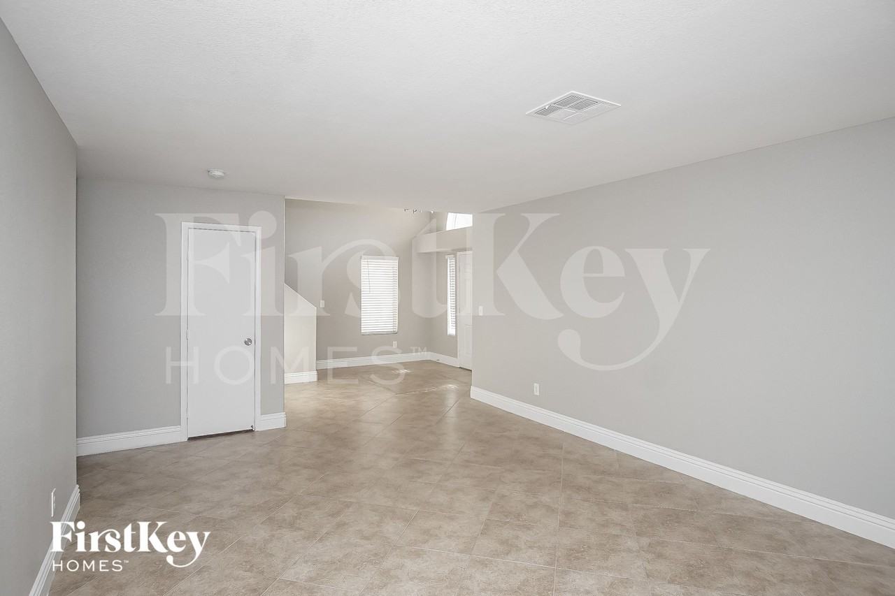 5040 Frozen Springs Ct - Photo 3 of 15