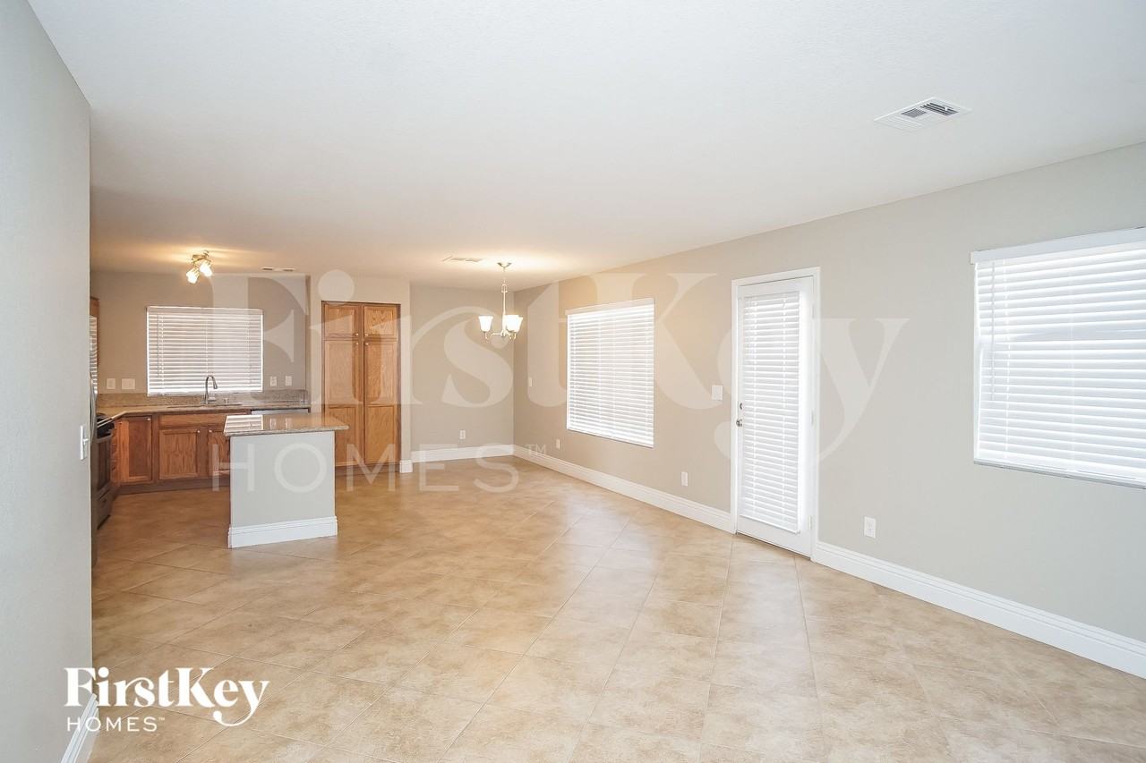 5040 Frozen Springs Ct - Photo 4 of 15