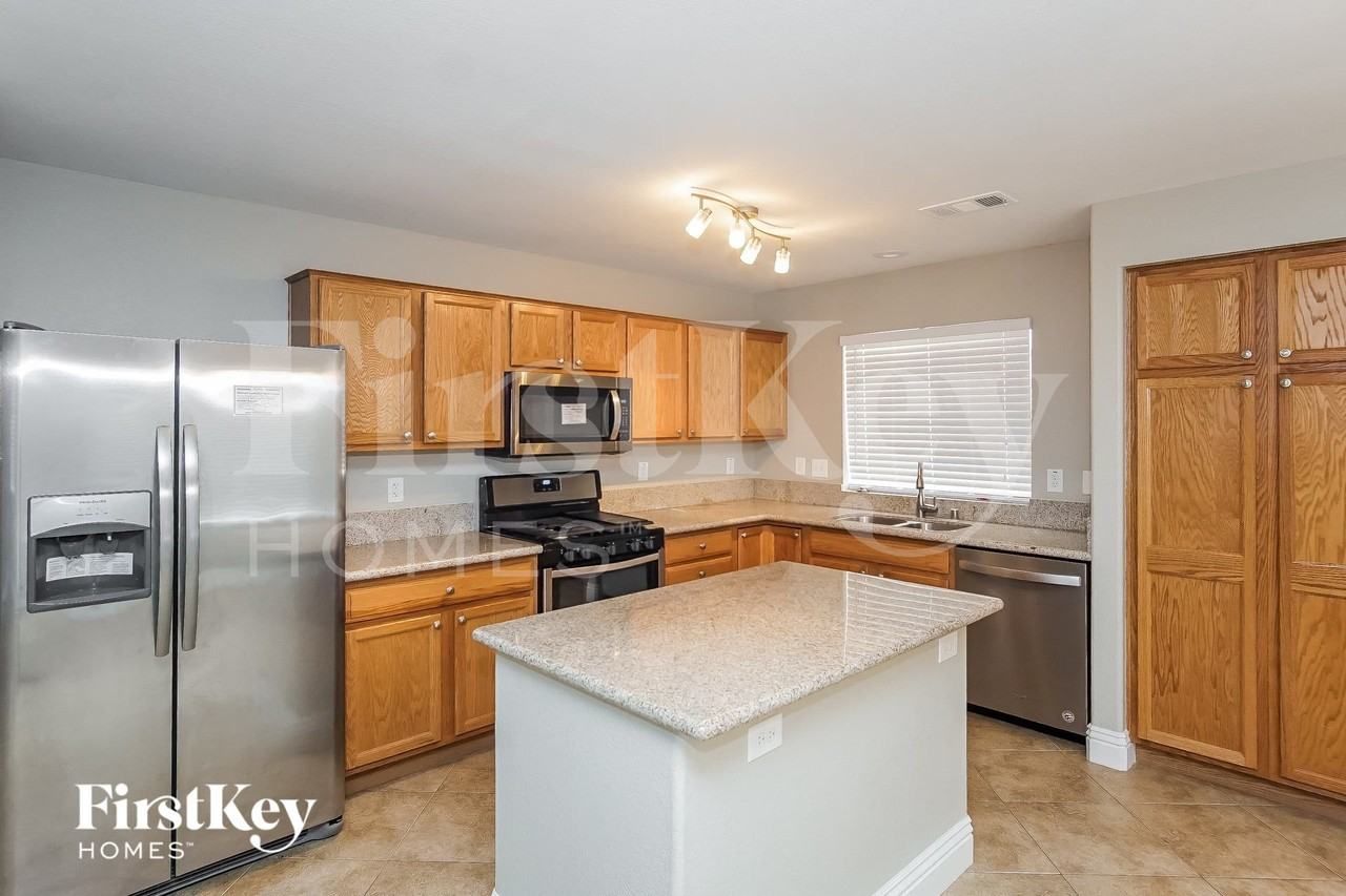5040 Frozen Springs Ct - Photo 5 of 15