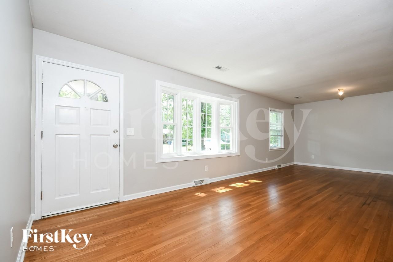 2080 Bishop Dr - Photo 3 of 16