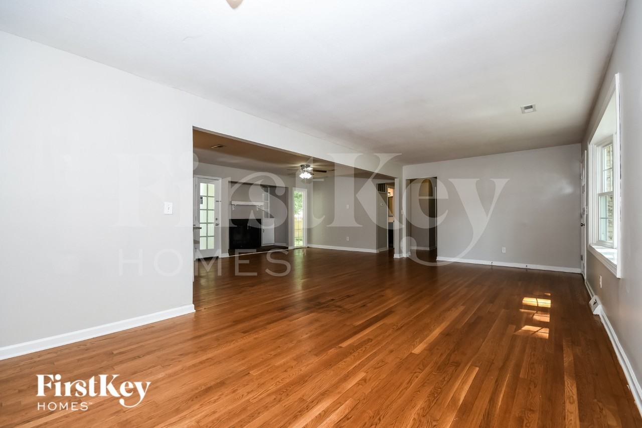 2080 Bishop Dr - Photo 4 of 16