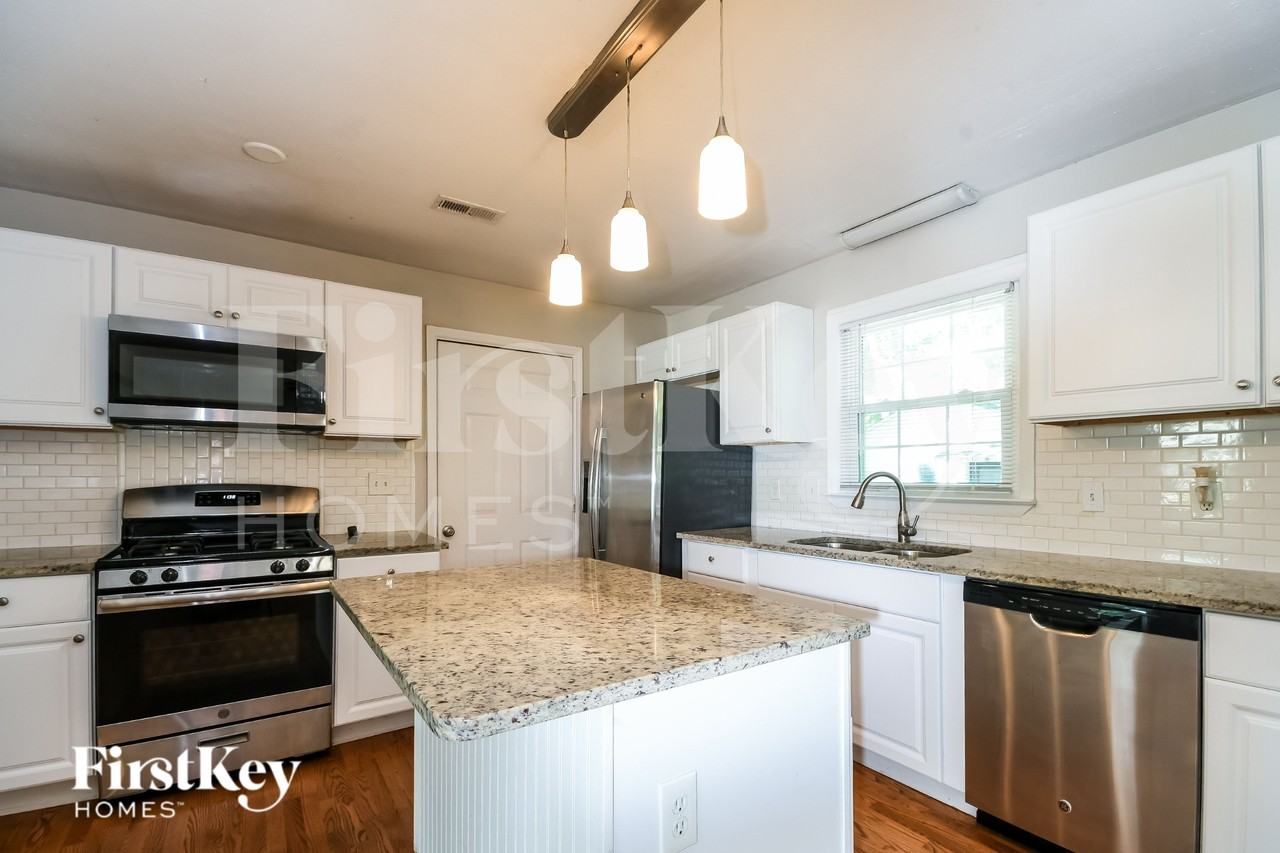 2080 Bishop Dr - Photo 5 of 16