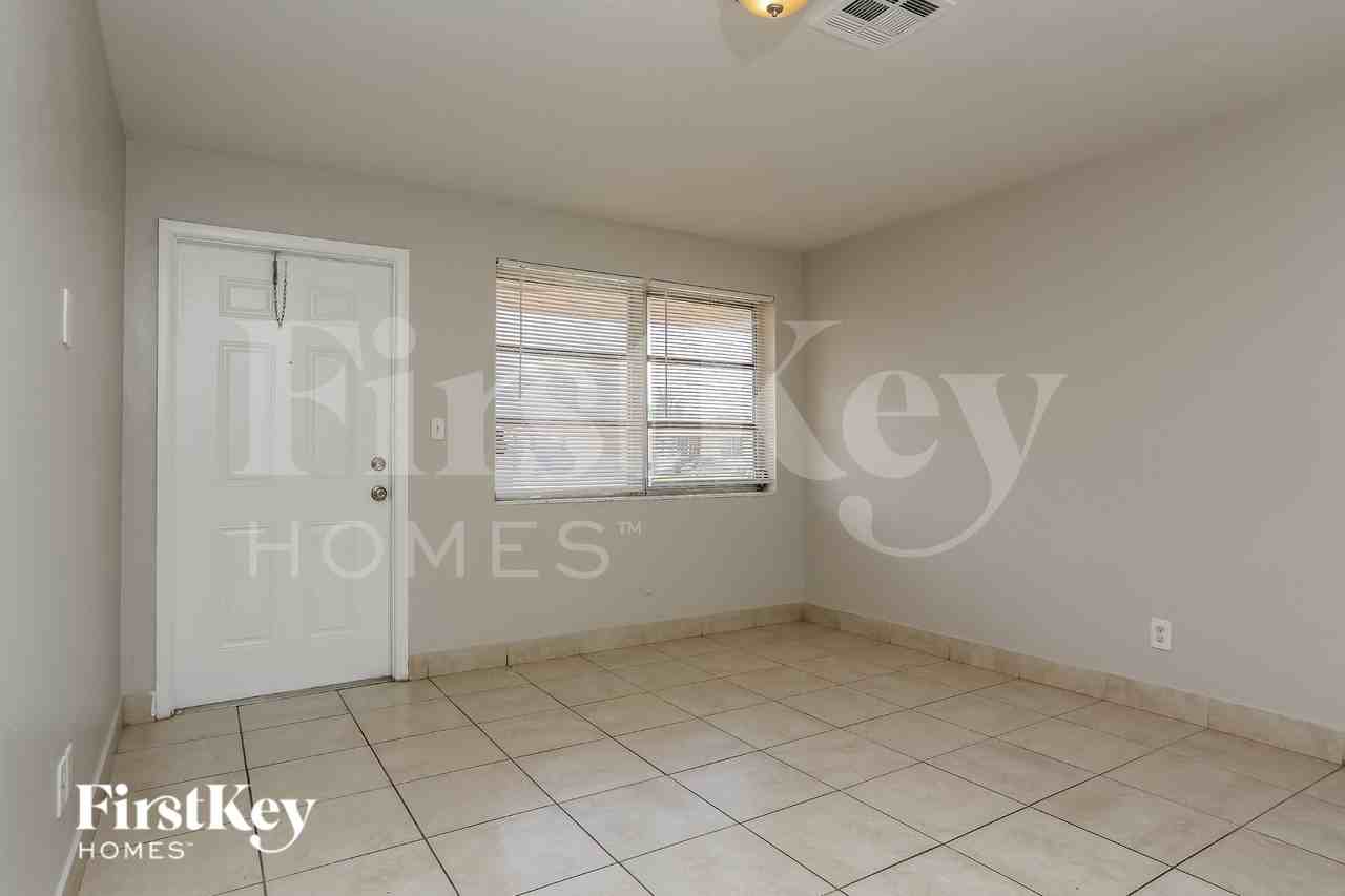 1901 Sw 67th Ter - Photo 3 of 19