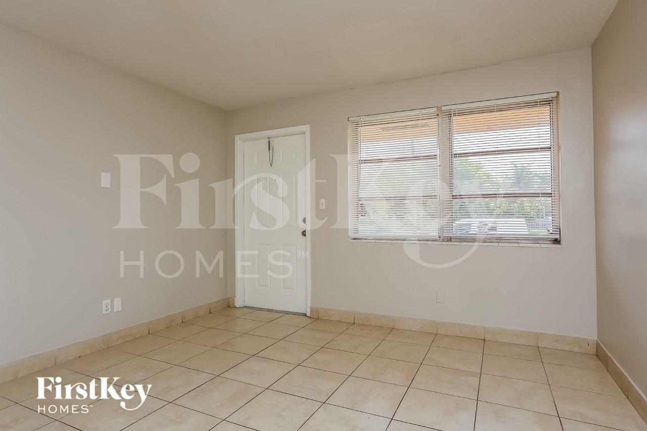 1901 Sw 67th Ter - Photo 5 of 19