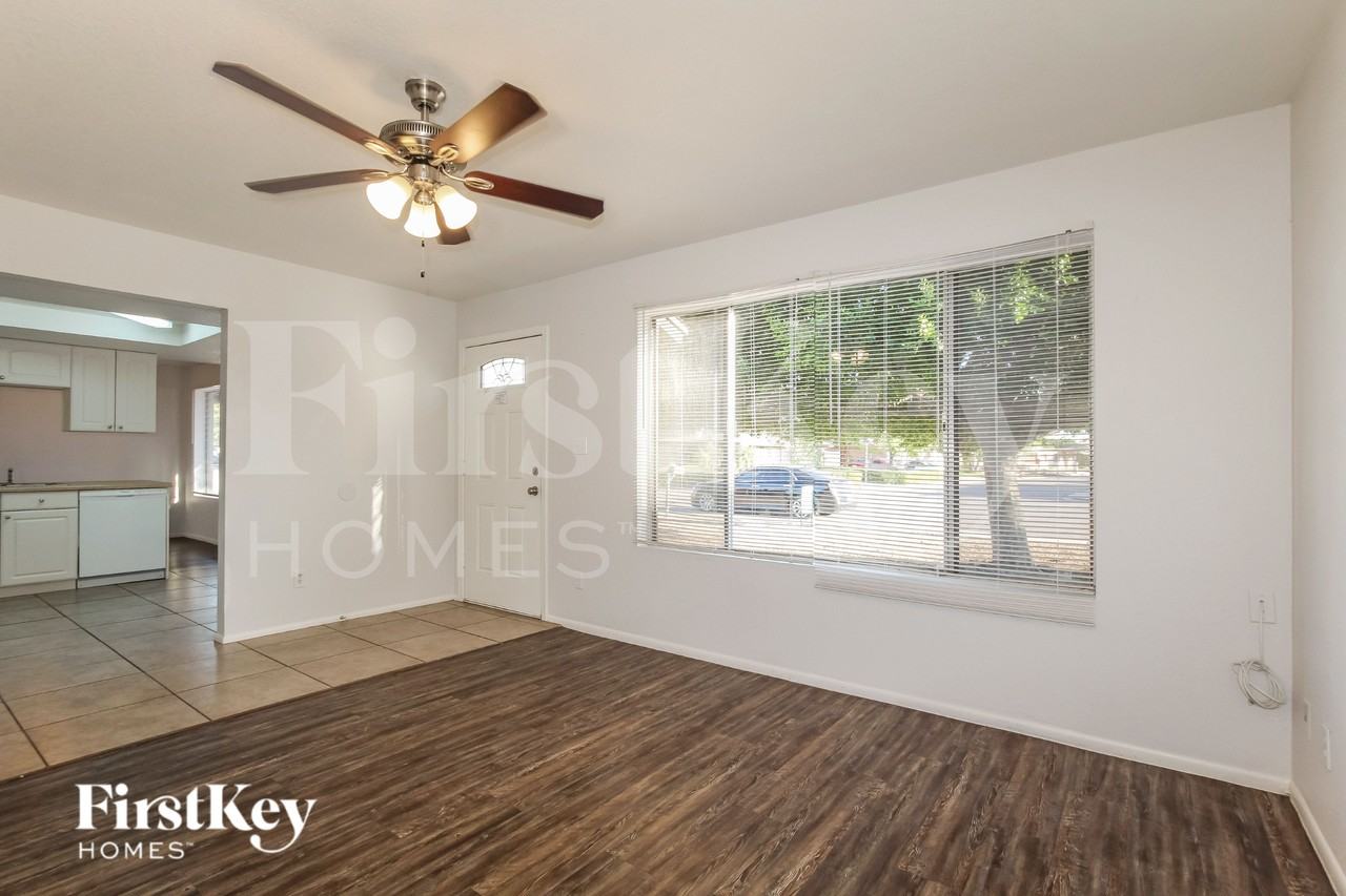 1708 W Behrend Dr - Photo 2 of 18