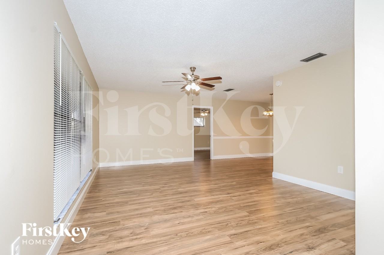 1434 Sw Broadview St - Photo 5 of 19