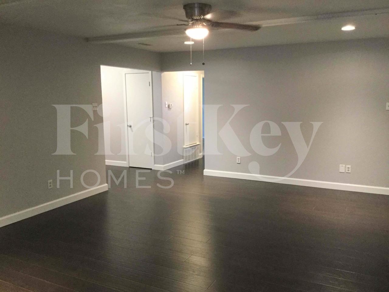 1309 Monterrey Dr - Photo 5 of 19