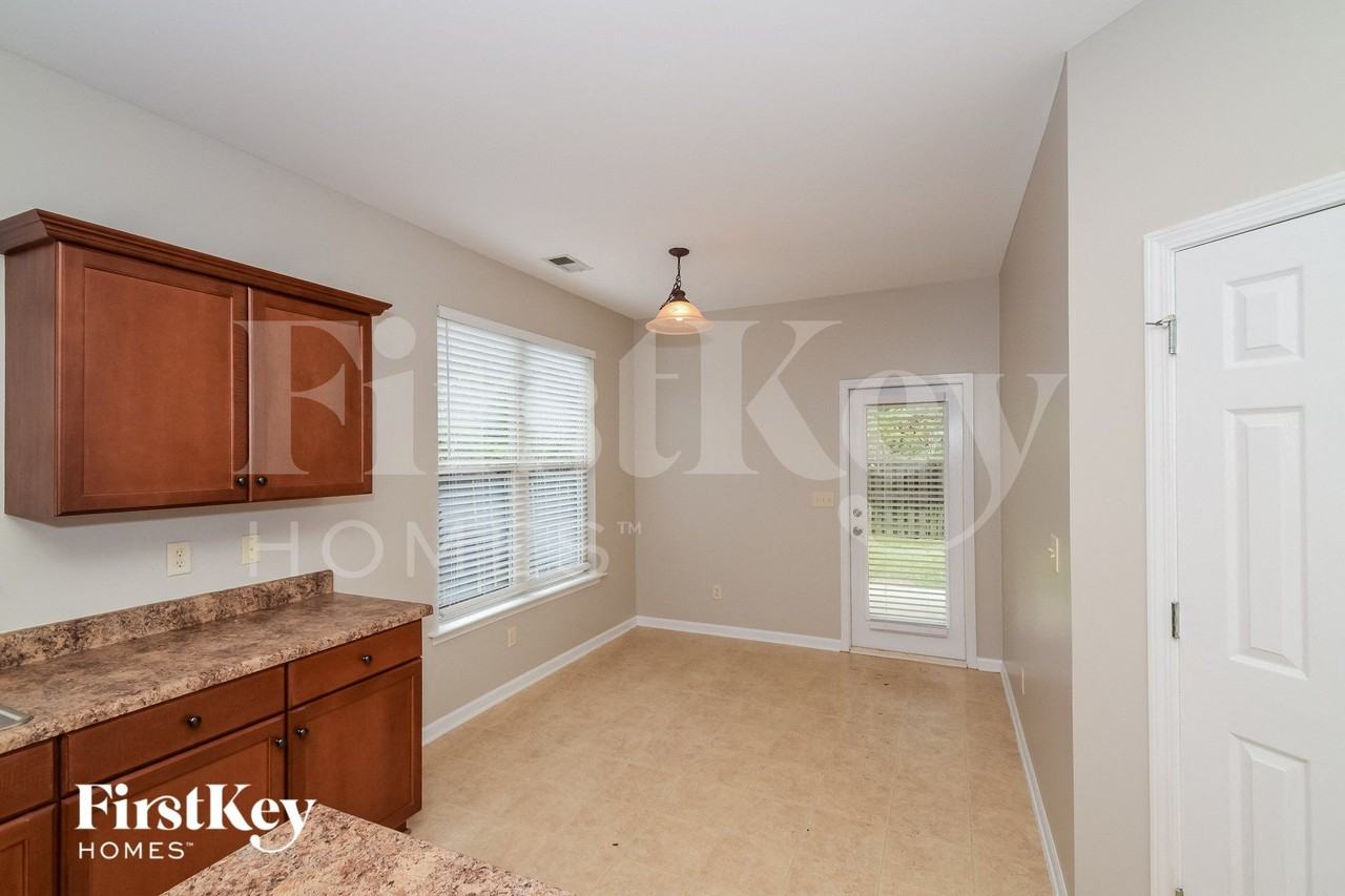 1254 Easterwood Blvd - Photo 4 of 15