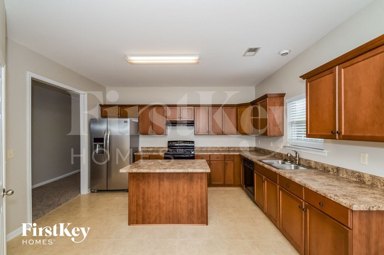 1254 Easterwood Blvd - Photo 5 of 15
