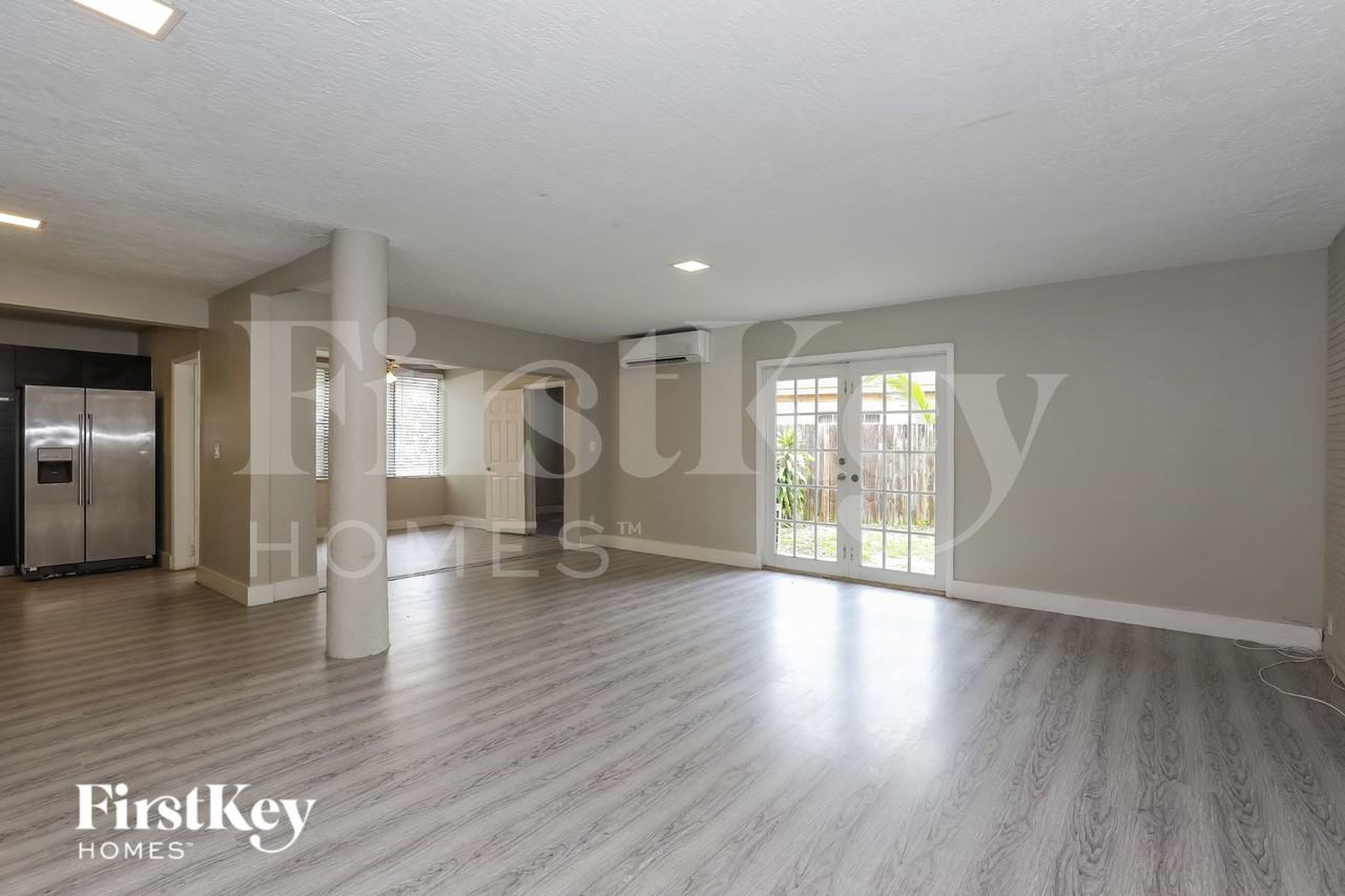 1185 Arizona Ave - Photo 2 of 19