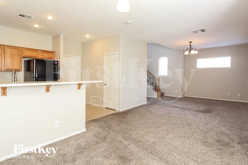 10552 Lessona St - Photo 4 of 15