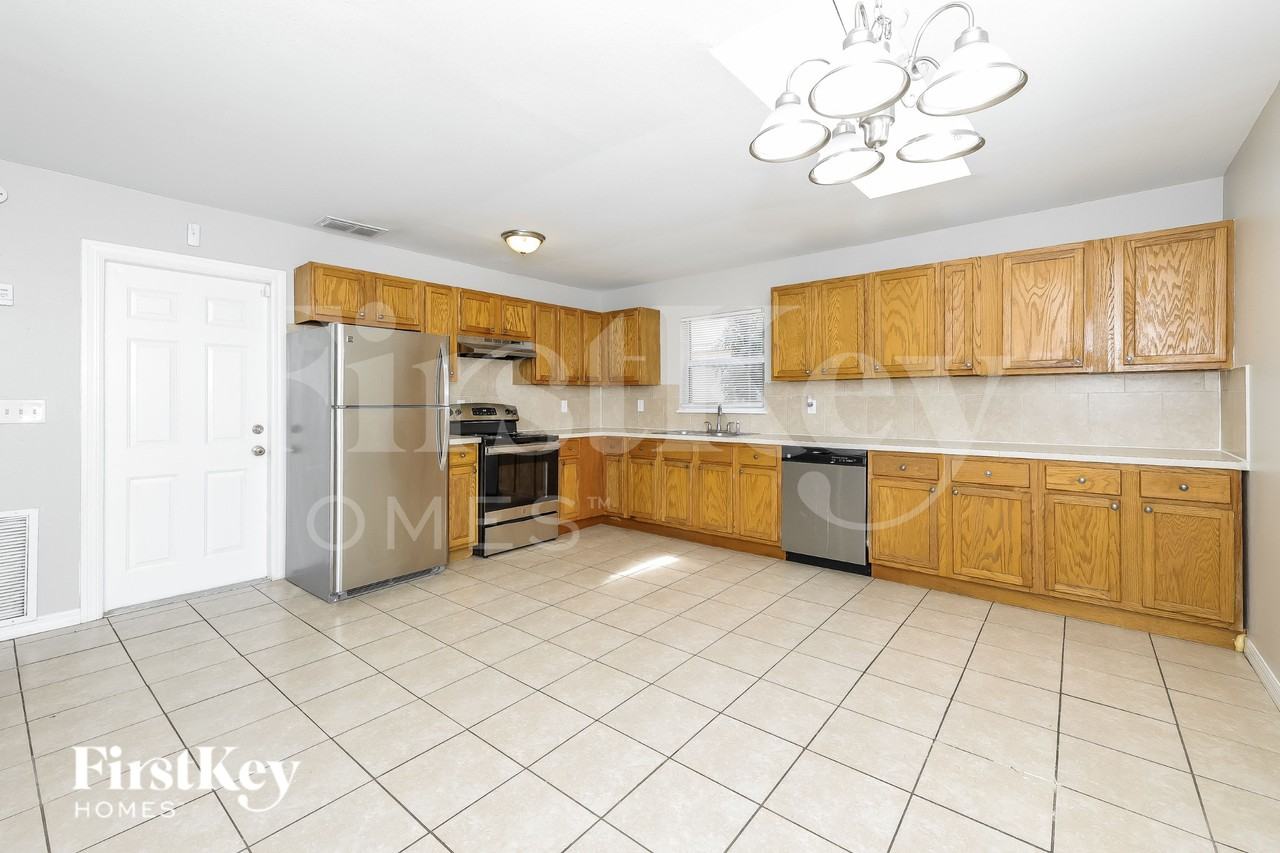 1005 Edmund Ave - Photo 6 of 19