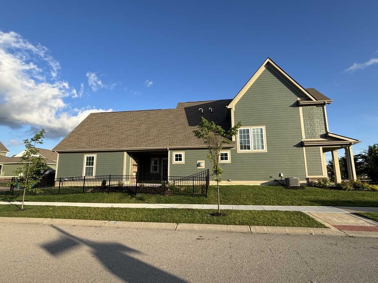 15109 Larchwood Dr - Photo 2 of 34