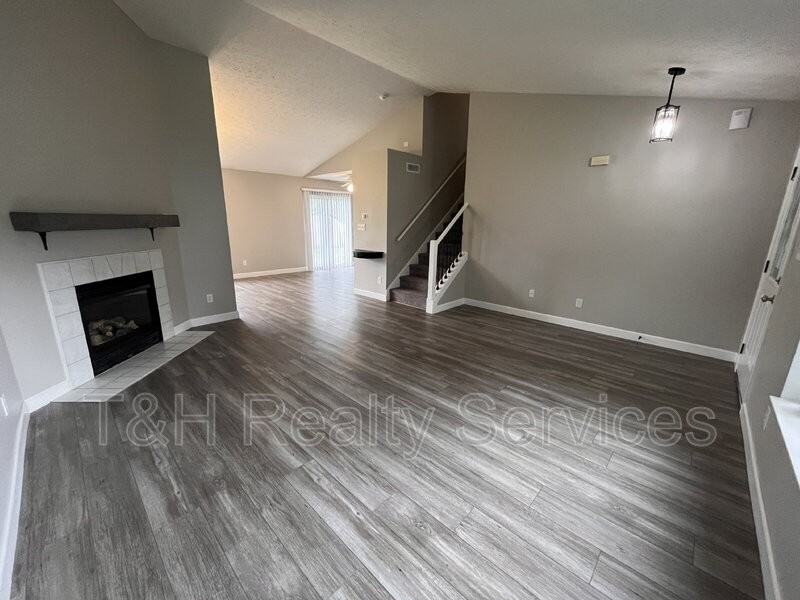 6803 Smithfield Blvd - Photo 3 of 31