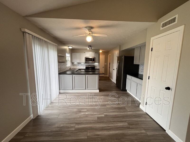 6803 Smithfield Blvd - Photo 7 of 31