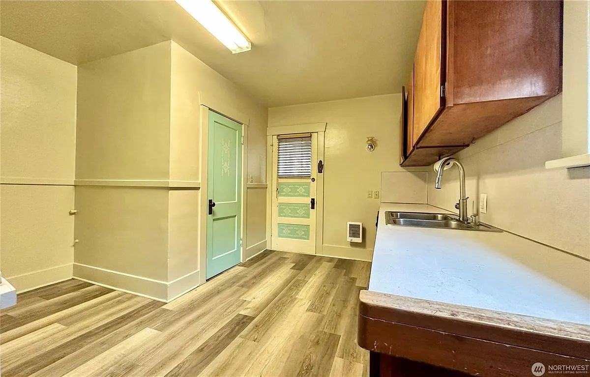 114 Wells Ave S - Photo 3 of 9