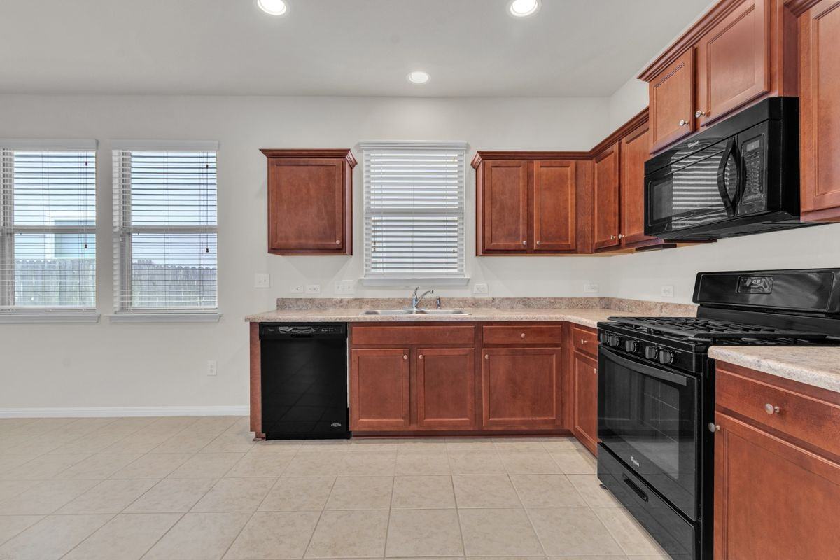 535 Twisted Oaks Ln - Photo 3 of 32