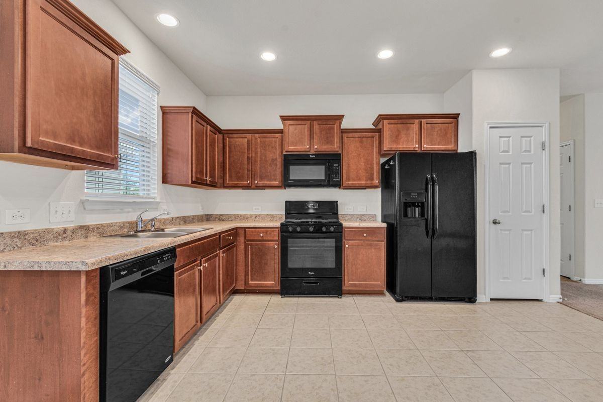 535 Twisted Oaks Ln - Photo 5 of 32