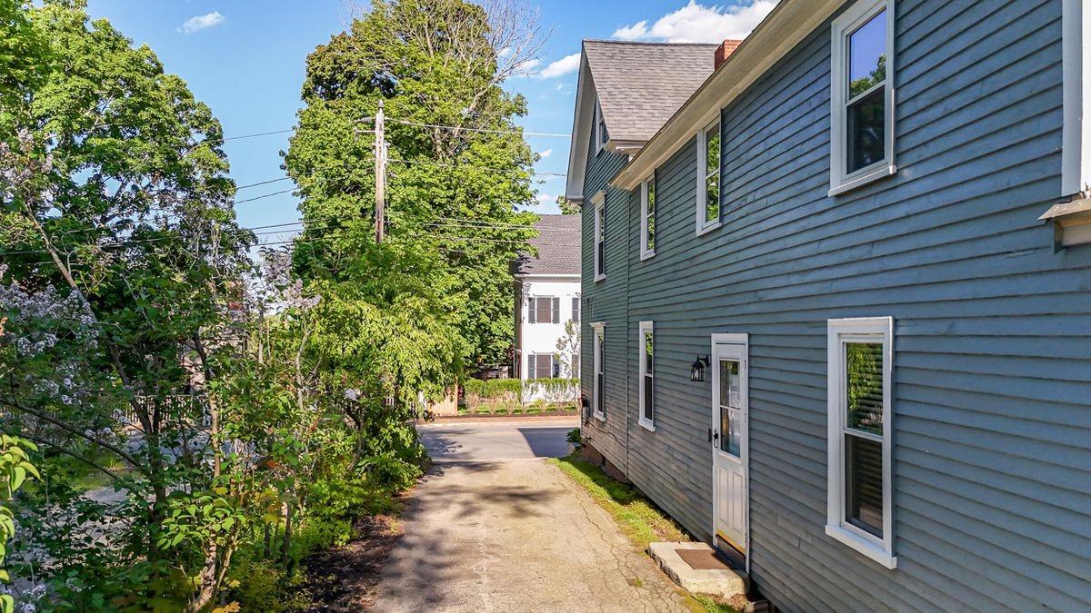 137 Locust St - Photo 4 of 21