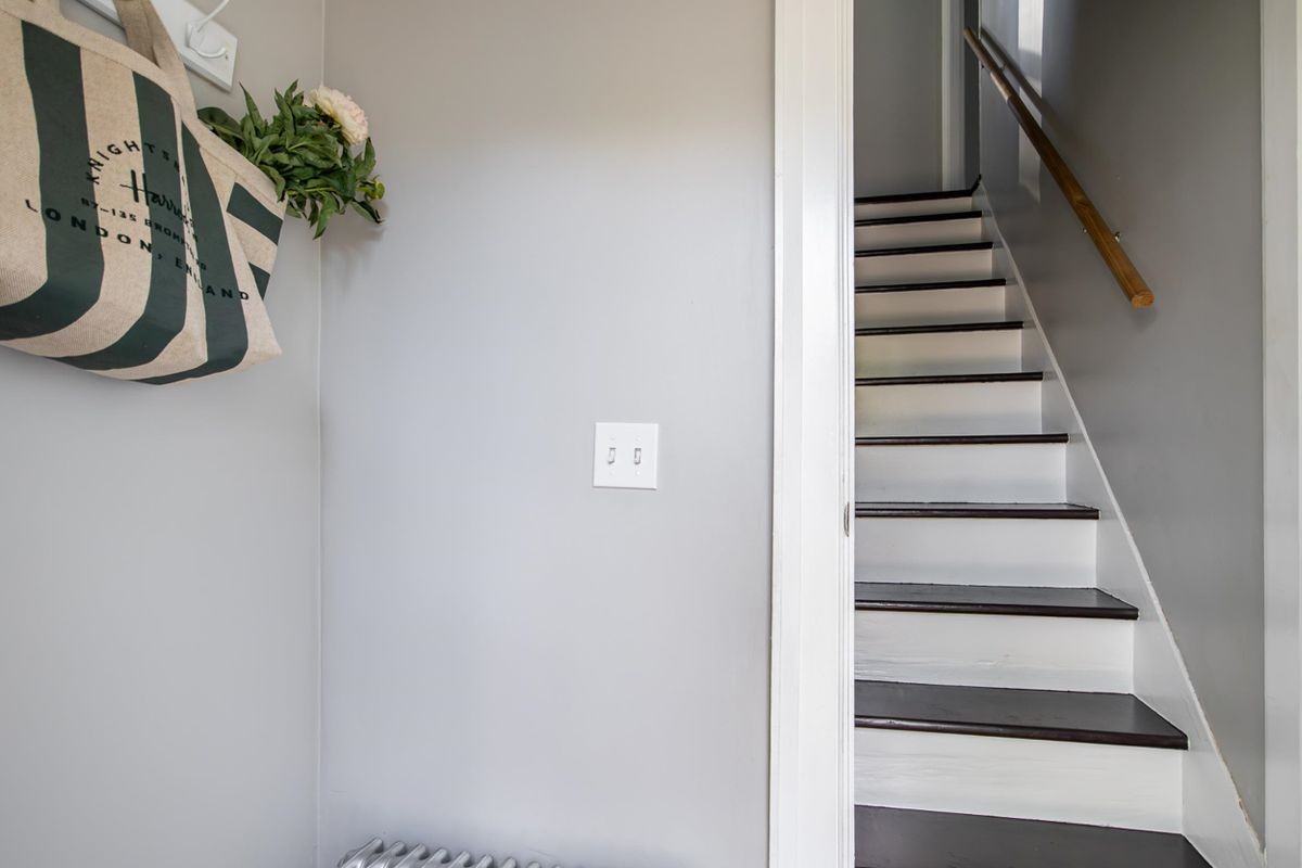 137 Locust St - Photo 5 of 21
