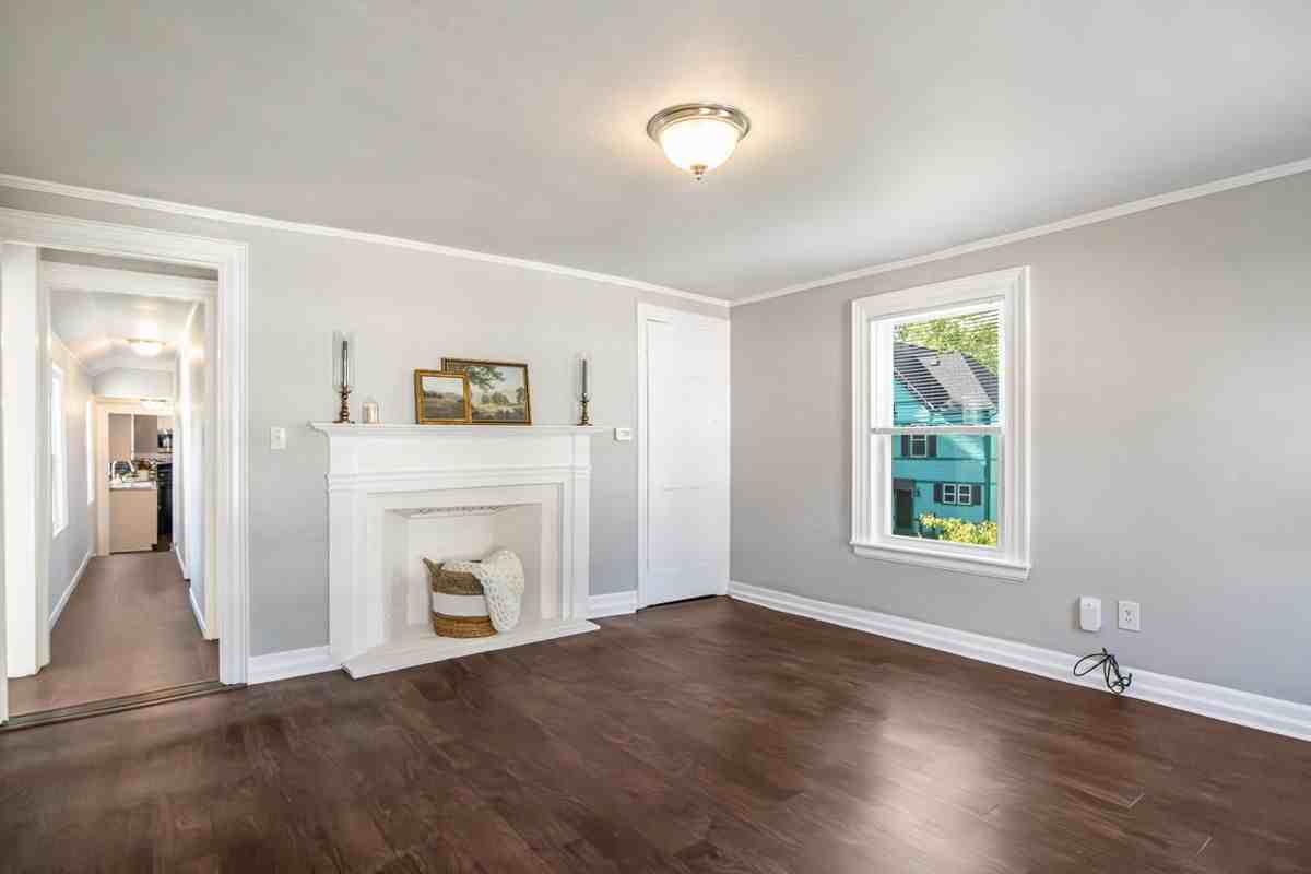137 Locust St - Photo 6 of 21