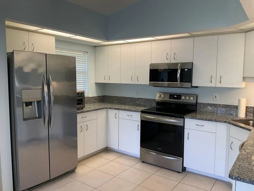 819 Montrose Dr ##202 - Photo 3 of 16