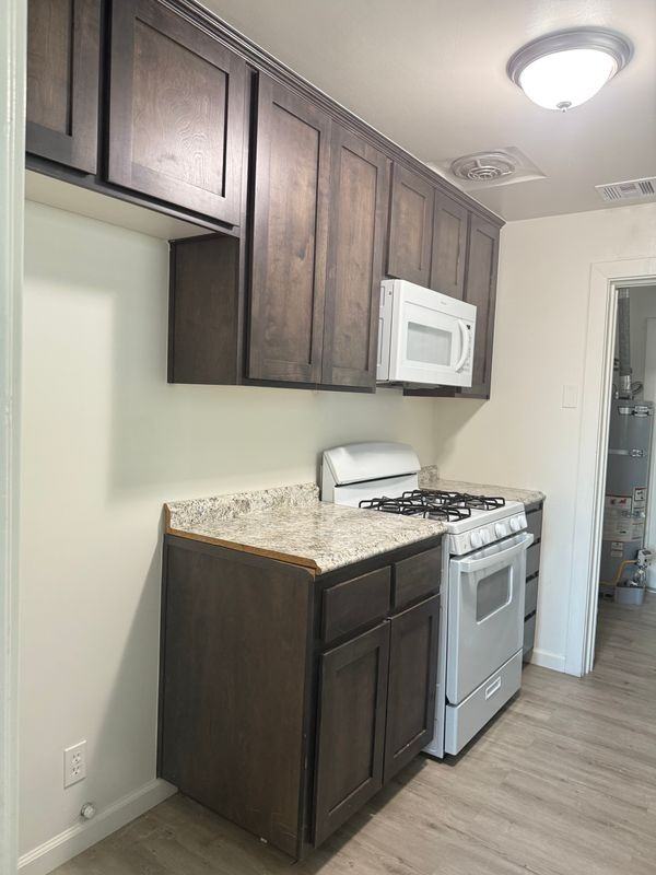 410 E San Joaquin Ave - Photo 5 of 11