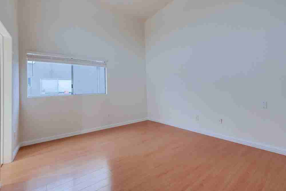 1077 W Kensington Rd ##3 - Photo 3 of 49