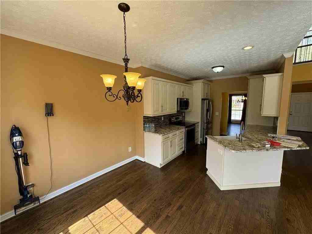 2393 Hampton Park Dr - Photo 2 of 7