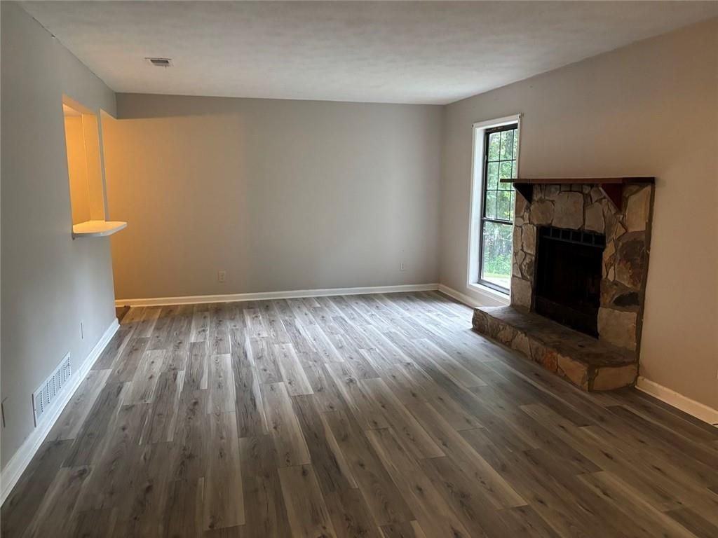 1386 Williamsburg Ln - Photo 3 of 34
