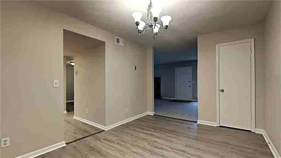 1386 Williamsburg Ln - Photo 6 of 34