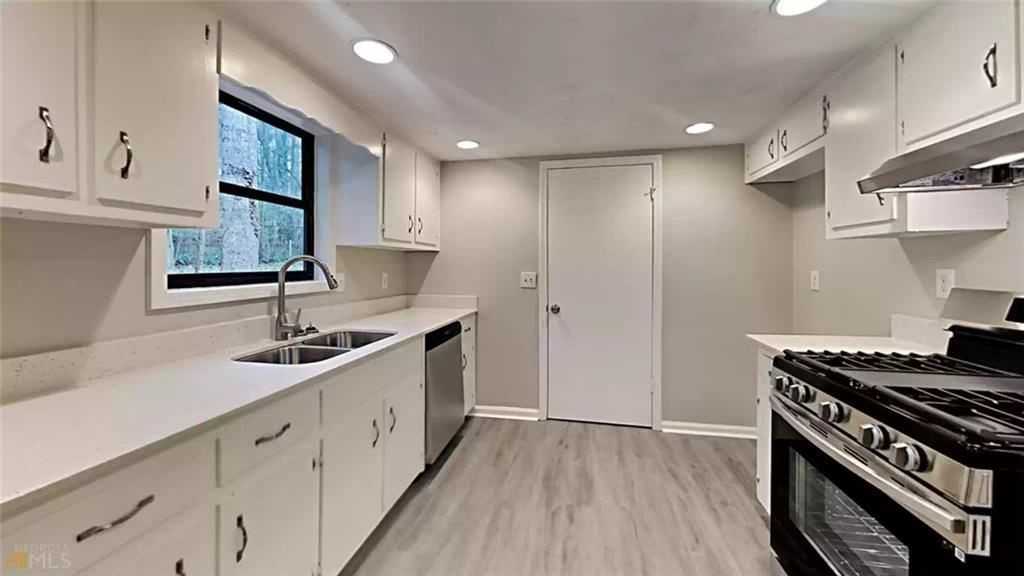 1386 Williamsburg Ln - Photo 7 of 34