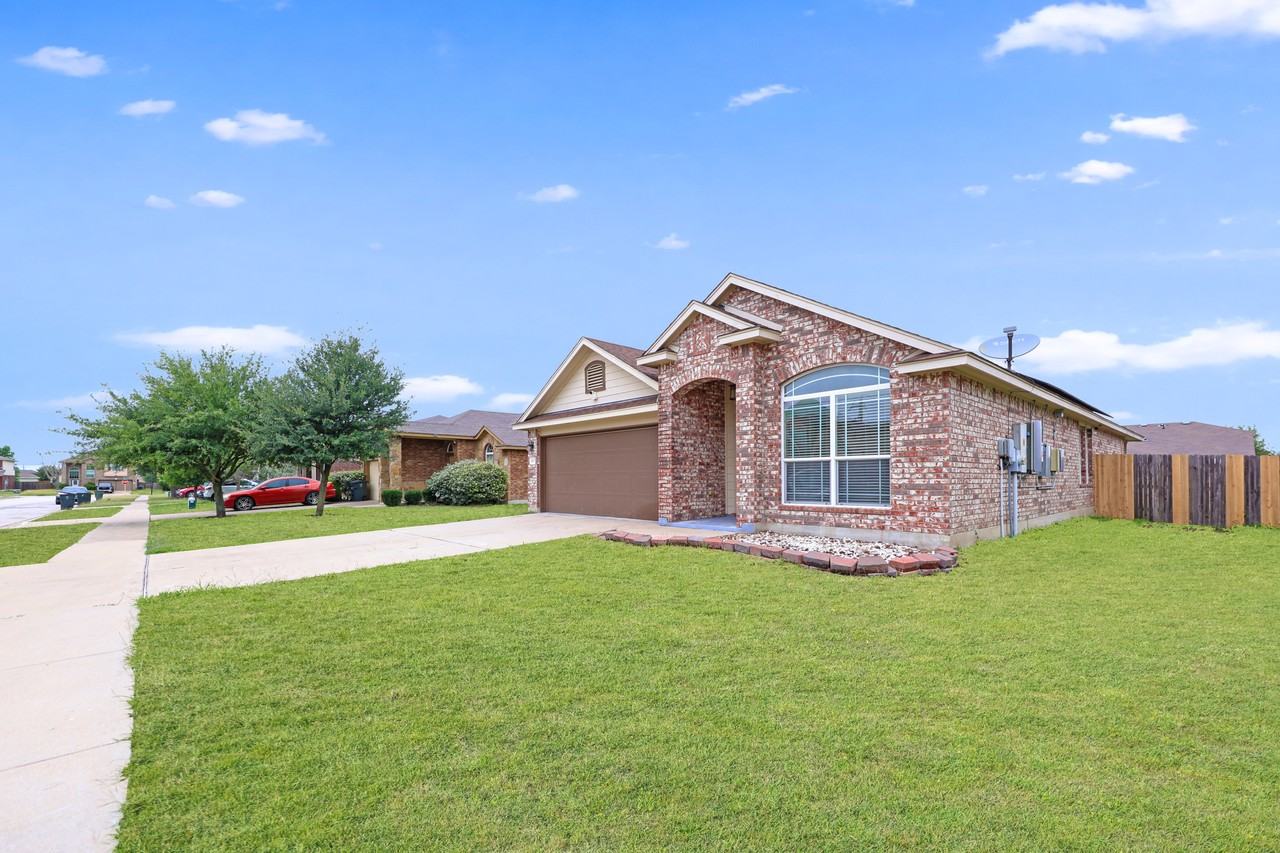4907 Bayer Hollow Dr - Photo 2 of 20