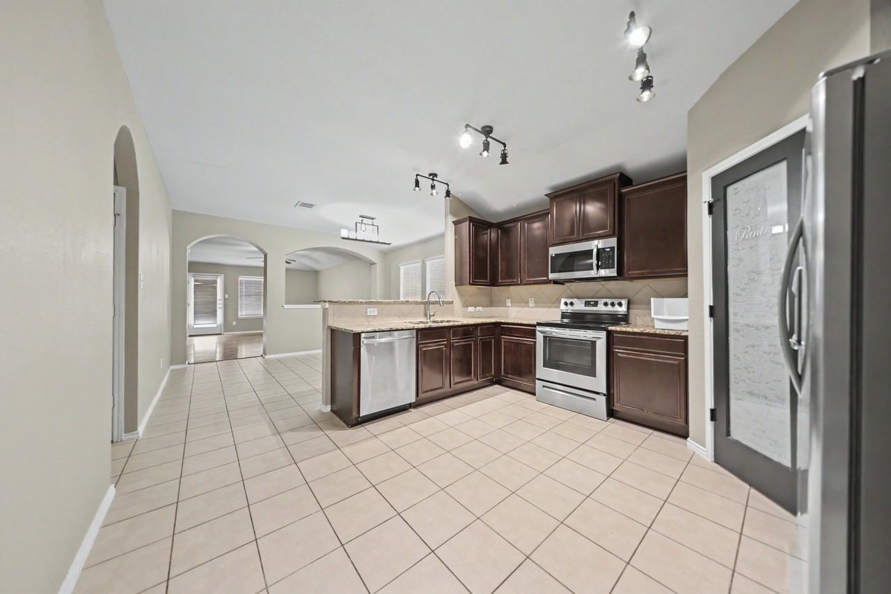 4907 Bayer Hollow Dr - Photo 3 of 20