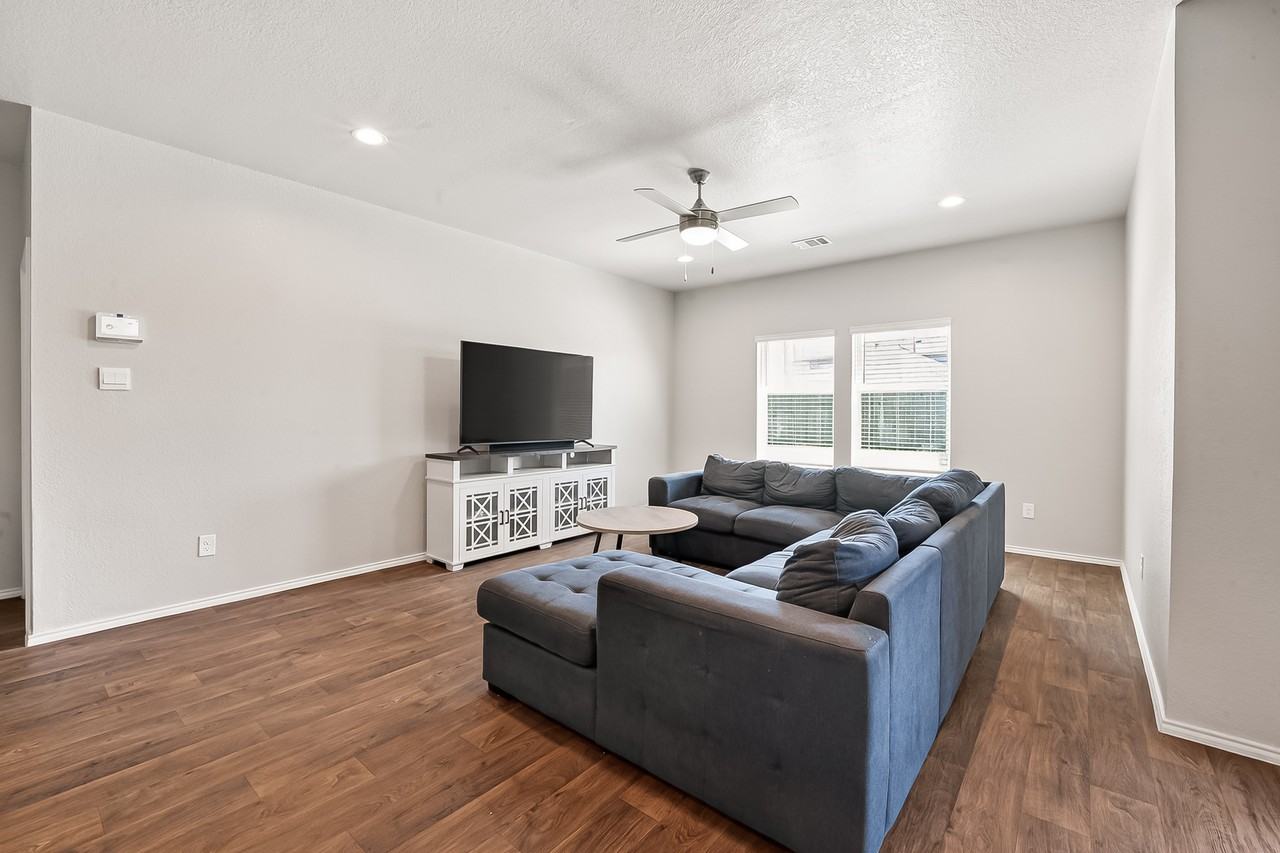 21500 Rustic Elm Dr - Photo 4 of 33