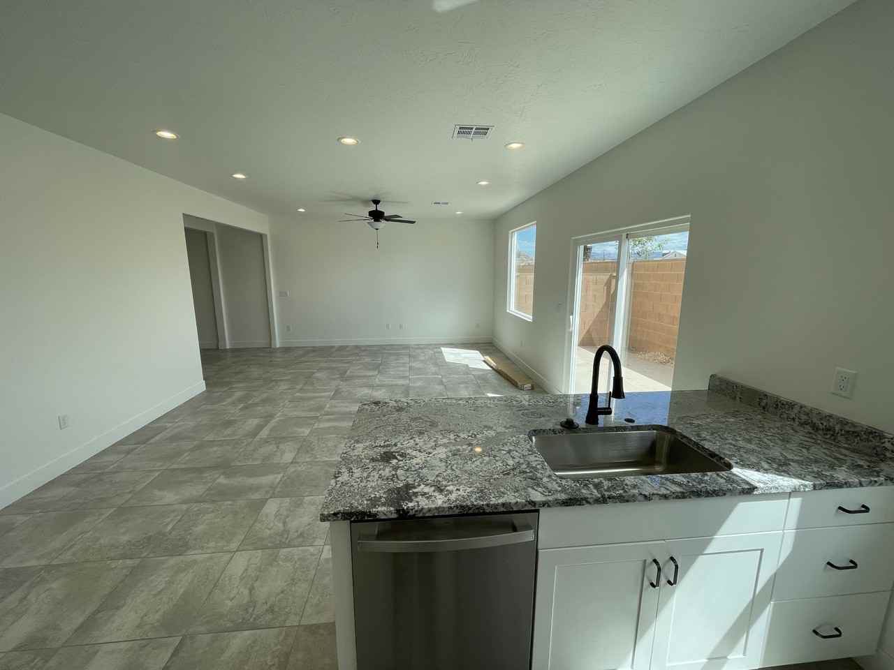 258 Nw - Photo 2 of 16