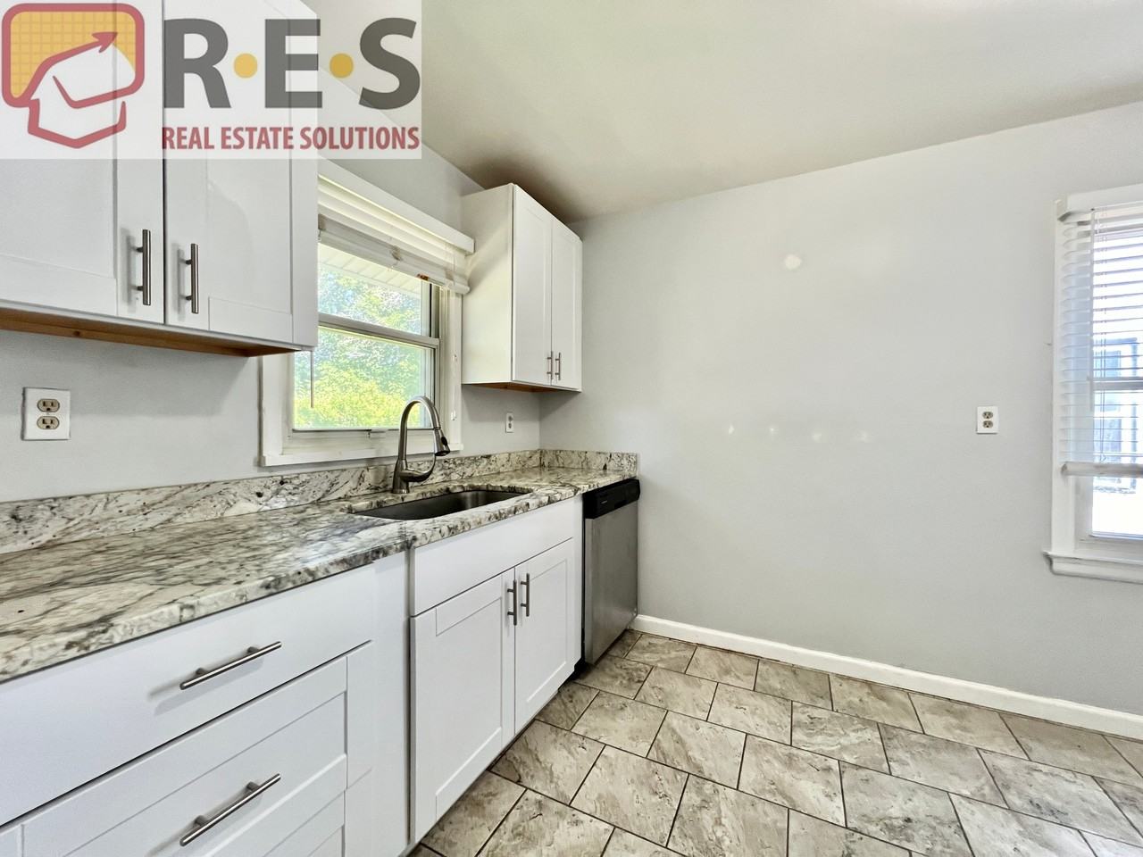 2216 Elmira St - Photo 4 of 13