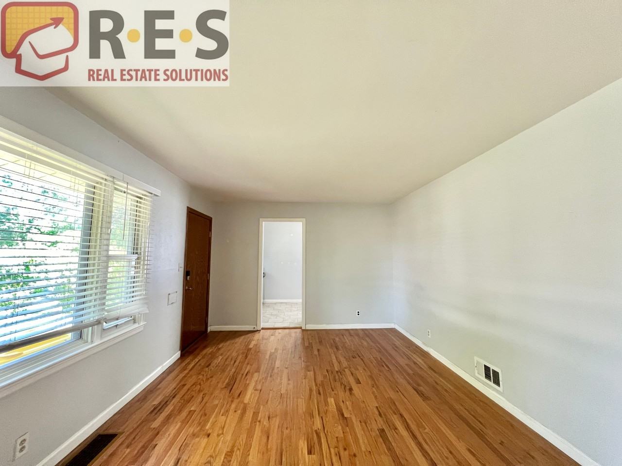 2216 Elmira St - Photo 5 of 13
