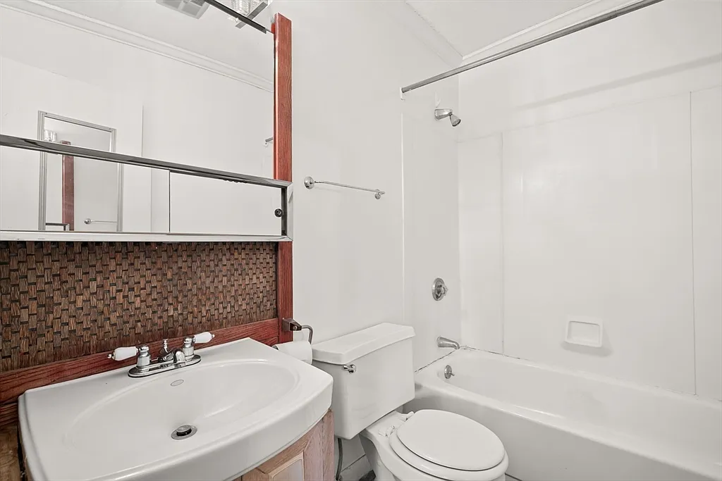 181 Salem St #18F - Photo 7 of 7