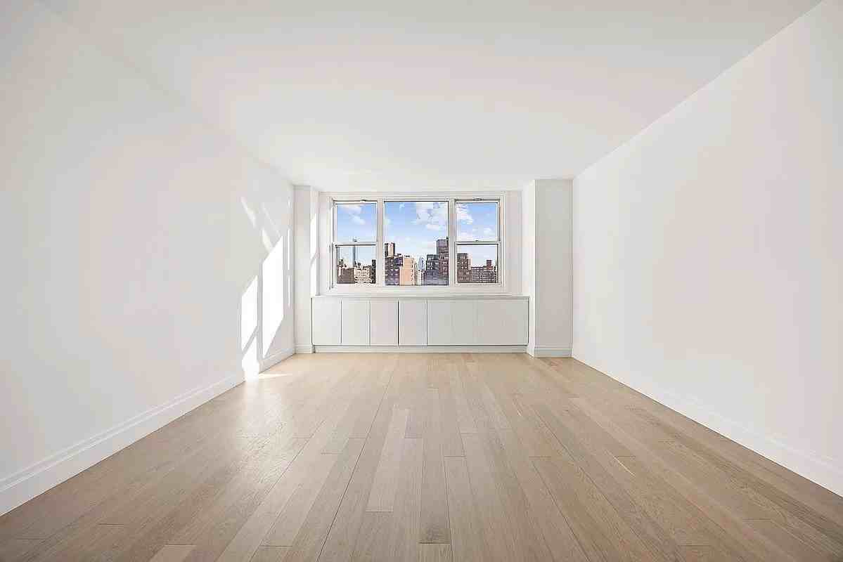 61 Jane St - Photo 2 of 6