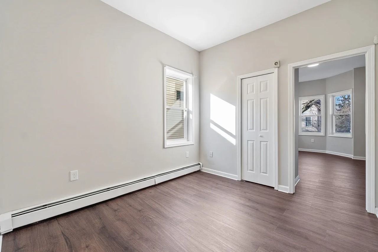 162 Clerk St - Photo 2 of 10