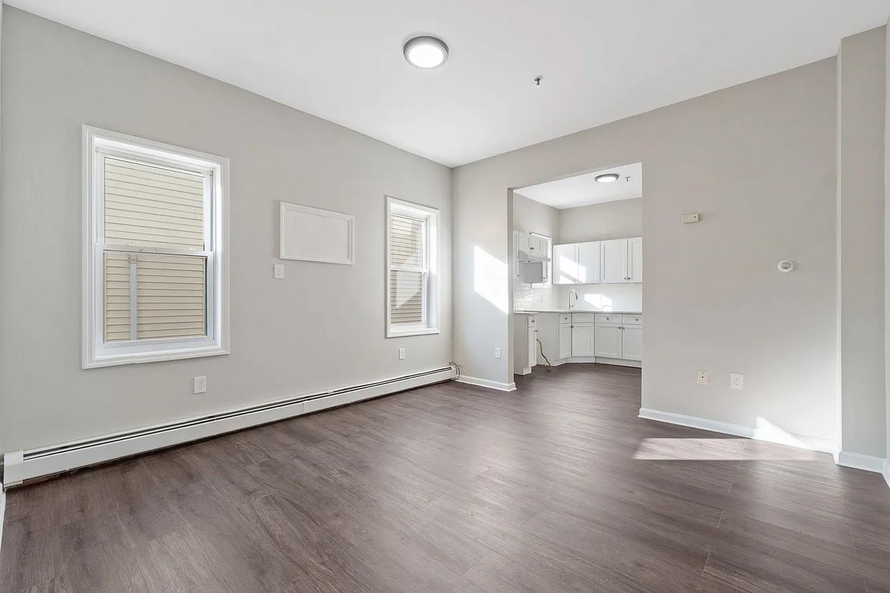 162 Clerk St - Photo 3 of 10